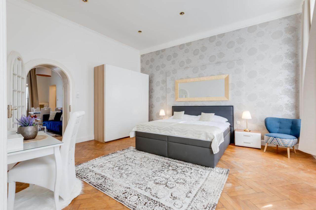 Wenceslass Square Royal Apartment Prague